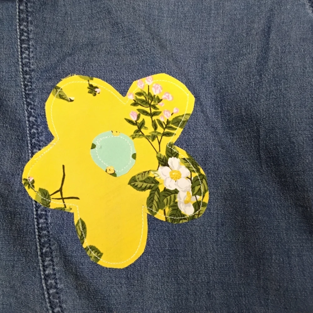 3919 Size 12/2 Upcycled Chico's Blue Capri Pants with Yellow Floral Appliqués - Picture 3 of 7